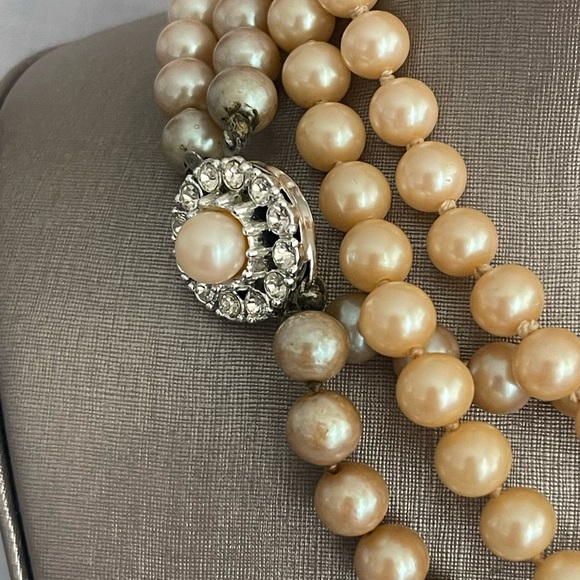 TWO STRANDS OF VINTAGE CRÈME PEARLS WITH RHINESTONE CLASP - Picture 12 of 12